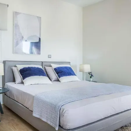 Sleeps 6 Pool Air Con Wifi Willa