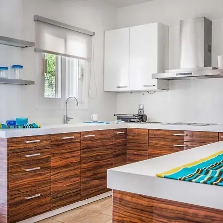 Sleeps 6 Pool Air Con Wifi וילה