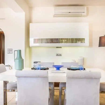 Sleeps 6 Pool Air Con Wifi Karavádhos