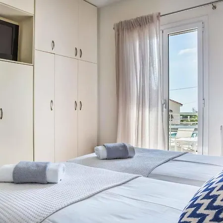 Sleeps 6 Pool Air Con Wifi فيلة