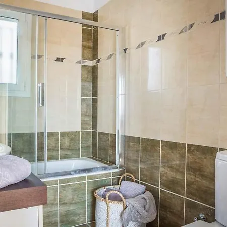 Sleeps 6 Pool Air Con Wifi Karavádhos